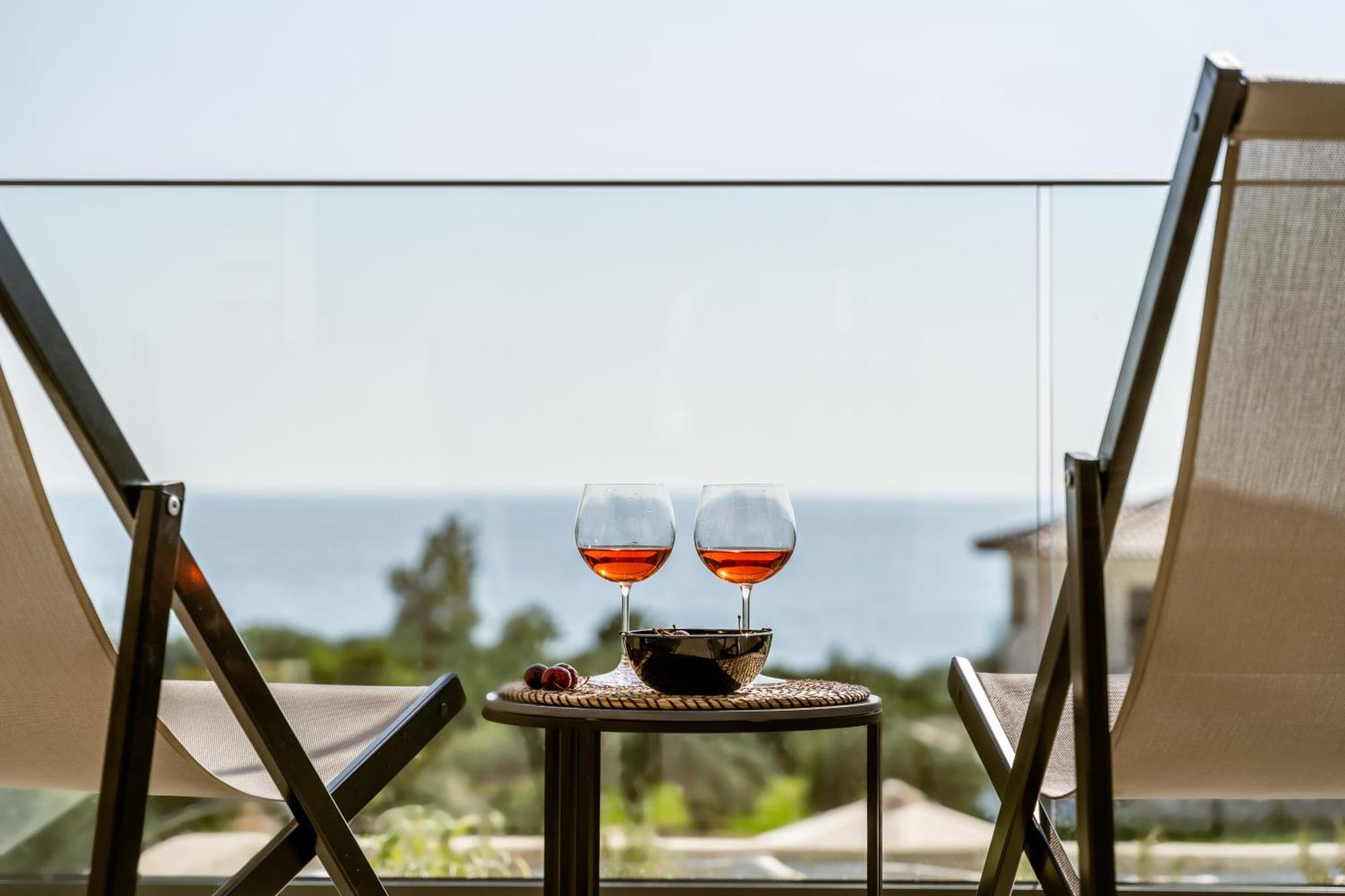 The View Hotel Sofas Coastal Retreat เปร์ดีกา ภายนอก รูปภาพ